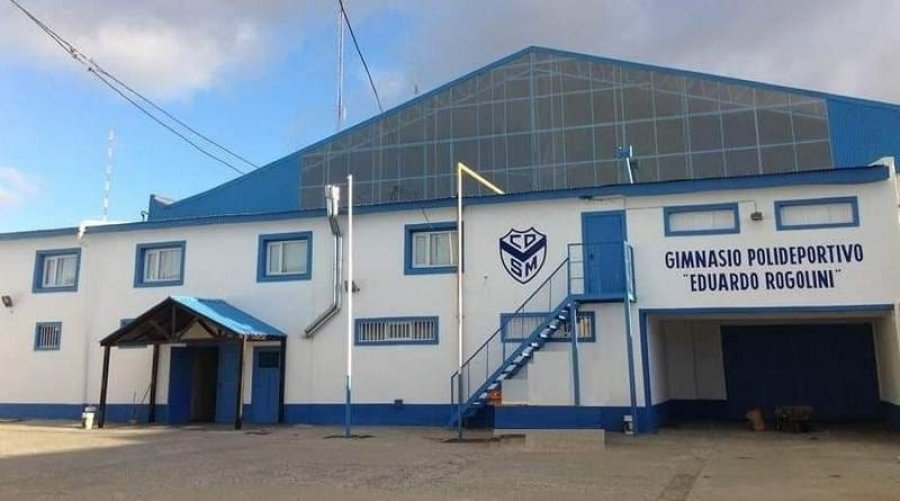 Club San Martín - jugadores frente a la sede al atardecer